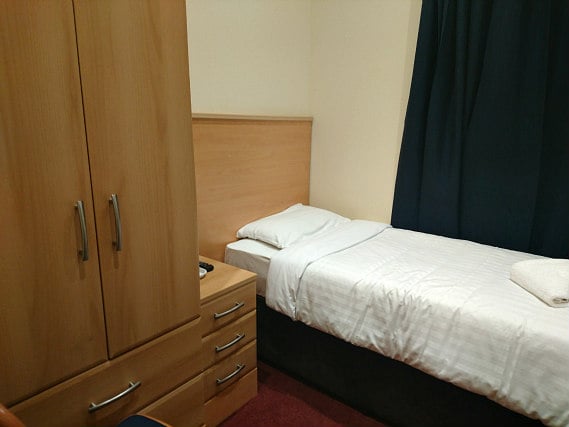 A comfortable single room at Mina House Hotel London